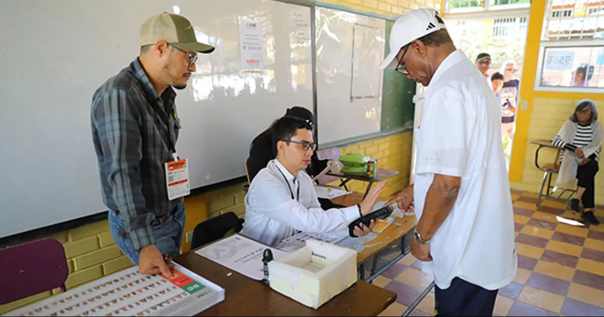 Hondureños salen a votar en una jornada crucial para su frágil democracia