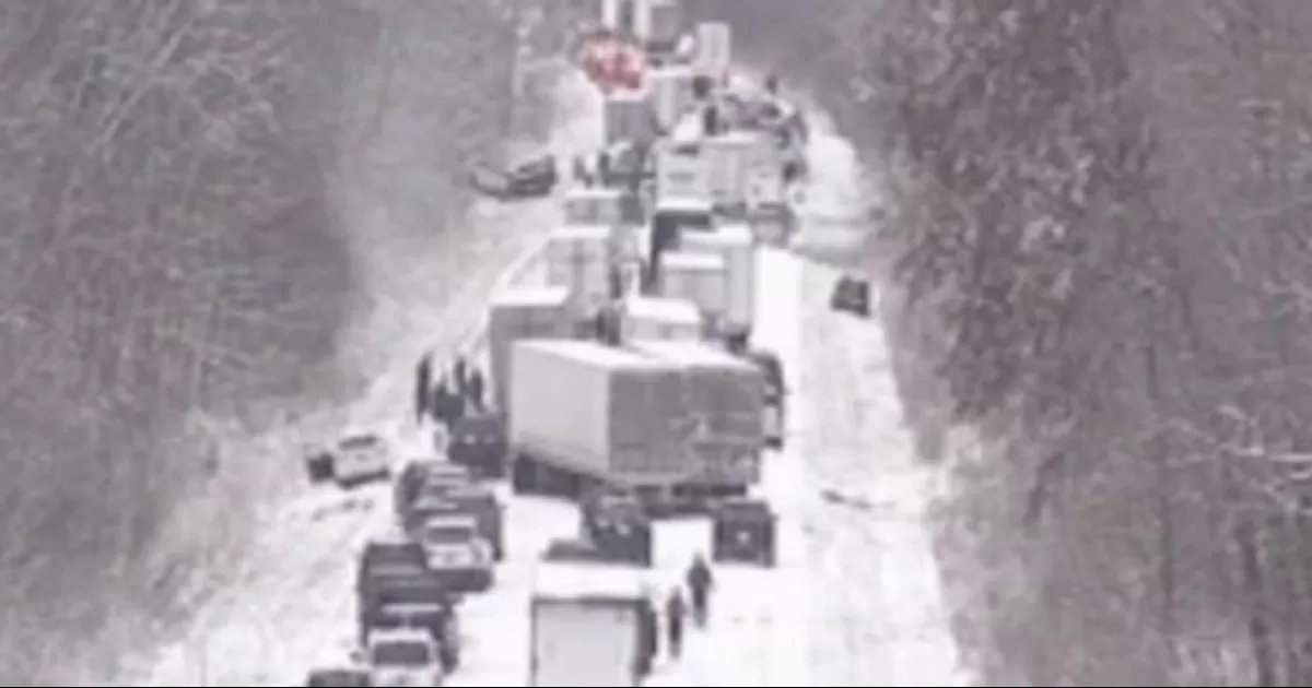 El accidente ocurrió a unos 16 kilómetros de Terre Haute, donde la fuerte nevada redujo drásticamente la visibilidad.