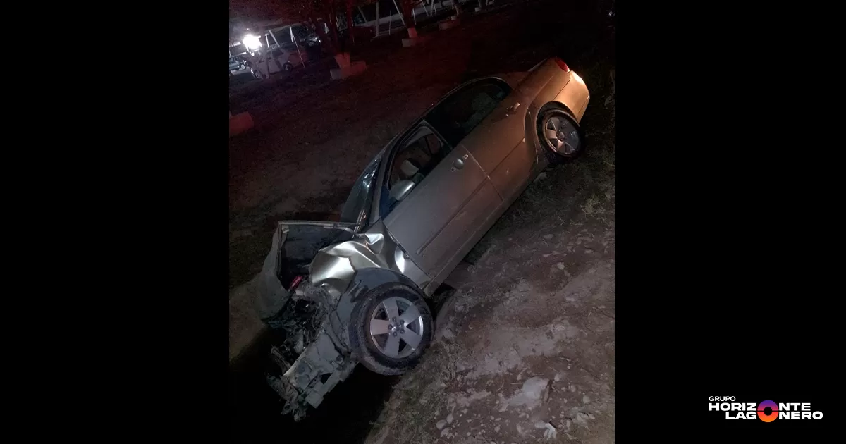 Accidente múltiple termina con vehículo al interior de canal de riego en Lerdo, Durango
