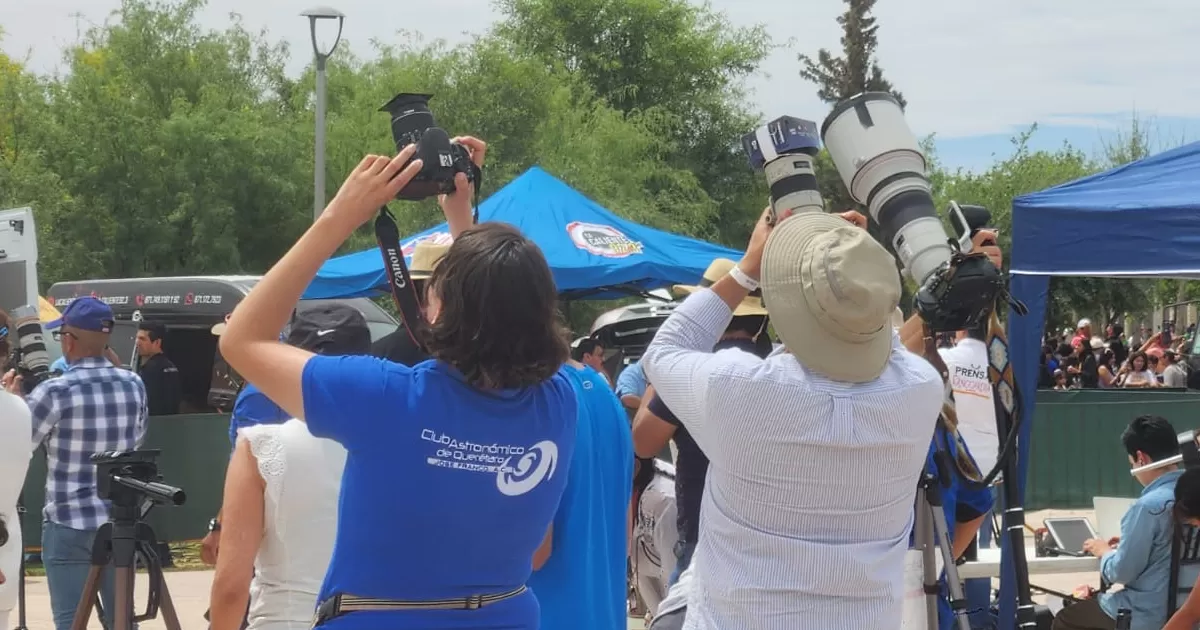 En los tres principales Centros de ObservaciÃ³n Segura para el eclipse, se congregaron en la Plaza Mayor seis mil 910 personas; 50 mil en el Bosque Urbano y mÃ¡s de 15 mil en el Puerto Noas.