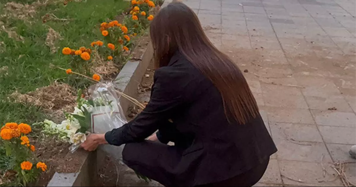 Por medio de un mensaje en redes sociales, la Alcaldesa subió una imagen en donde deja un ramo de flores blancas