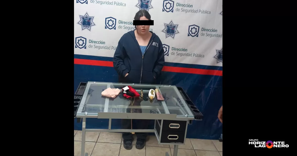 Al llegar al lugar, los oficiales fueron recibidos por el guardia de seguridad, quien señaló a una mujer como probable responsable de sustraer mercancía sin realizar el pago correspondiente. Tras realizar una revisión, se localizaron entre sus pertenencias diversos artículos, entre ellos ropa interior y productos de belleza.