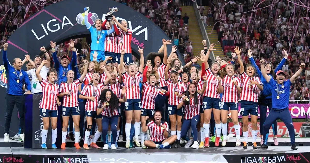 ¡Se arma el merequetengue! Exfigura de Chivas Femenil se suelta contra Chicharito tras fallar penal ante Cruz Azul