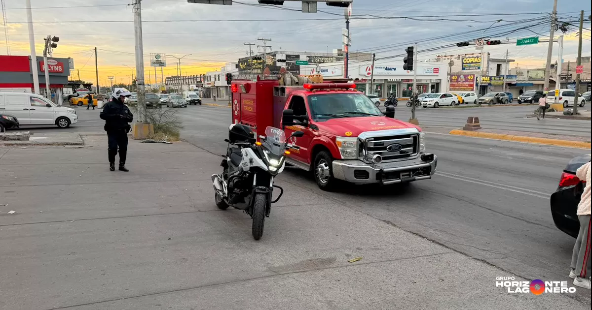 Conductora protagoniza aparatosa volcadura en Torreón; no hay lesionados
