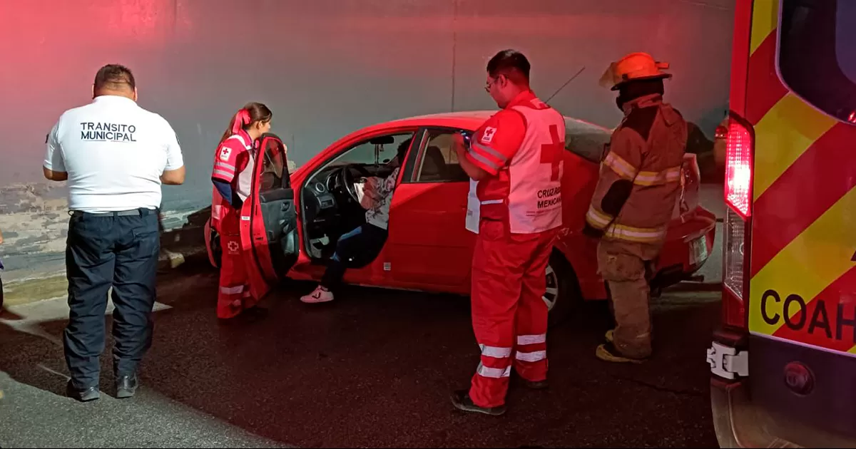 Al arribar las corporaciones de emergencia, confirmaron que no se trataba de una volcadura, sino de un vehículo Mazda 3, con placas del estado de Durango, que se impactó contra la pared del desnivel.