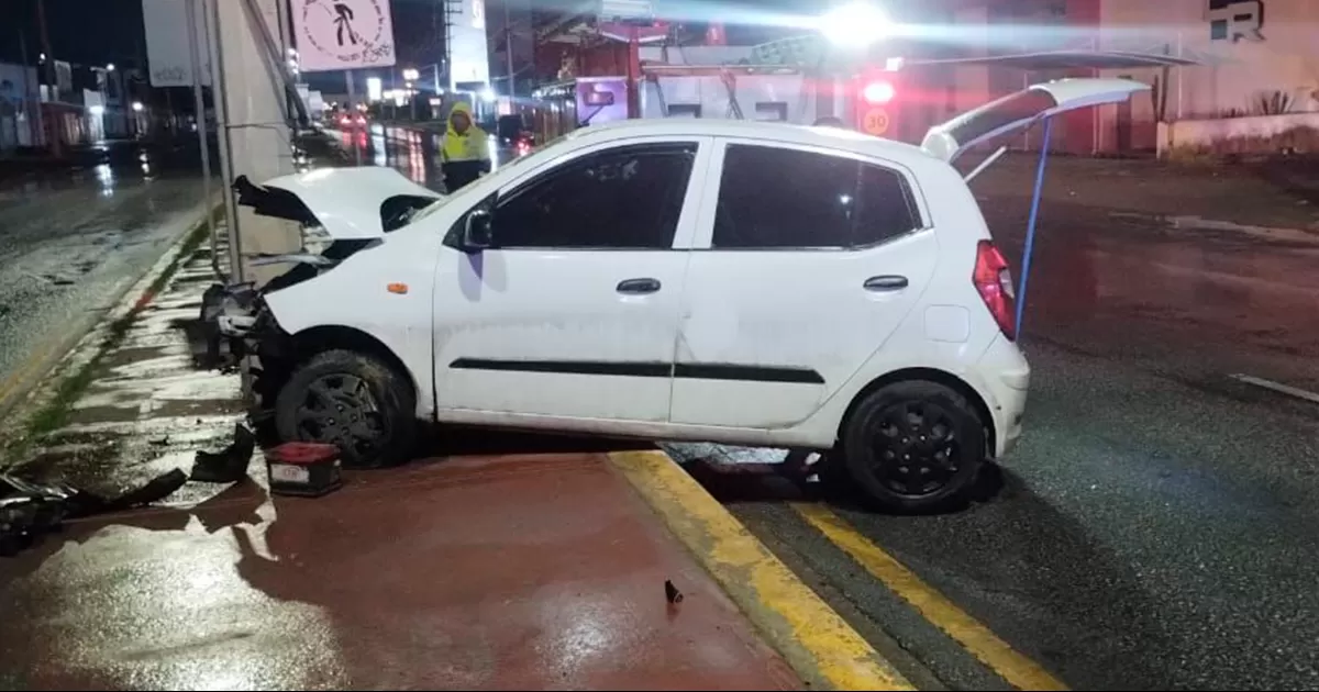 Conductora se impacta contra poste de CFE; presuntamente manejaba en estado de ebriedad en Torreón