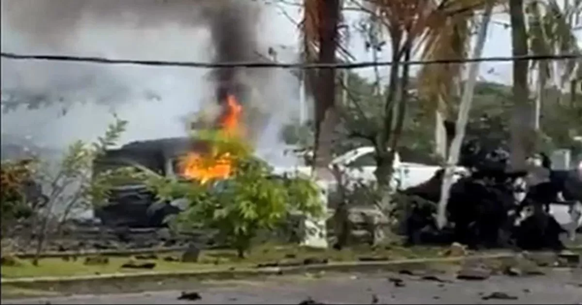 Explosión de coche bomba  en cuartel de comunitarios en Michoacán deja al menos dos muertos