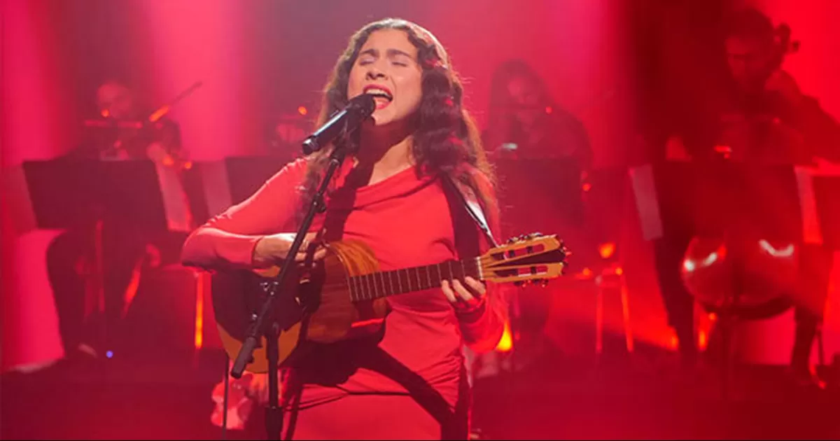 Previamente este año, la artista realizó su presentación Tiny Desk para NPR Music, la cual fue proyectada en el Teatro Metropólitan