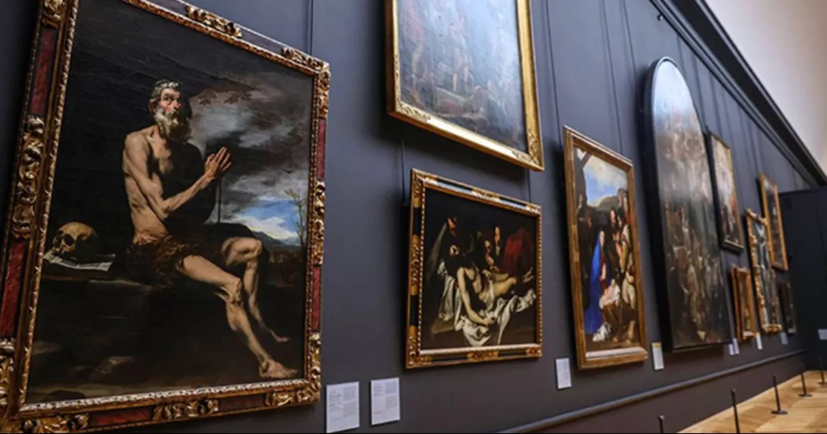 El Museo del Louvre está envuelto nuevamente en la polémica por una inundación de agua sucia que dañó más de 400 obras