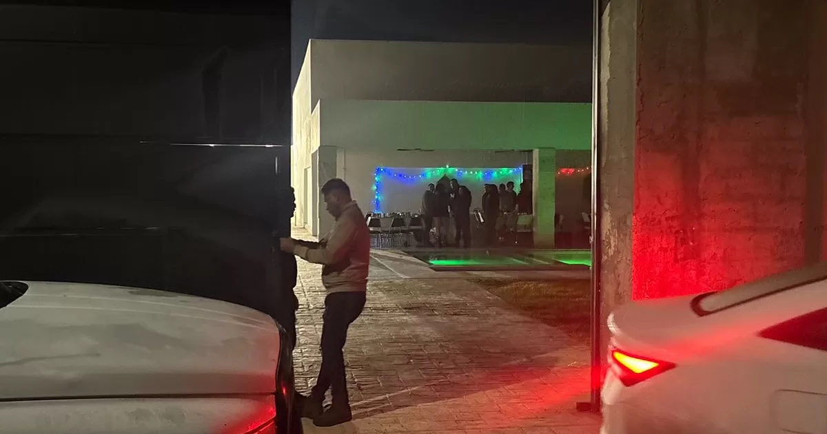Durante la revisión, los inspectores confirmaron que el inmueble operaba fuera del horario establecido por el reglamento, además no contaba con los permisos para el consumo de bebidas alcohólicas y carecía de la documentación necesaria para su funcionamiento.