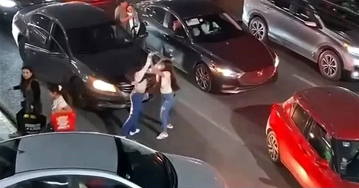 El inicio de las compras navideñas provocó un caos vial y estrés a los automovilistas en el estacionamiento de Galerías Monterrey