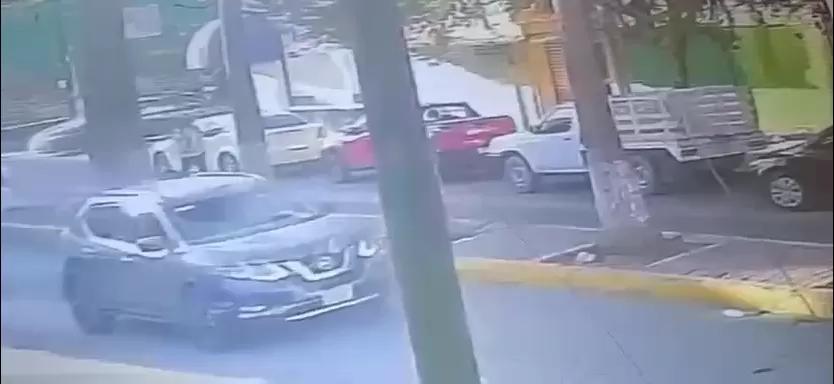 A través de un video proporcionado por un comerciante y que coadyuvo en el caso, se observó a un sujeto con sudadera abrir la unidad y retirarse con ella de manera inmediata.