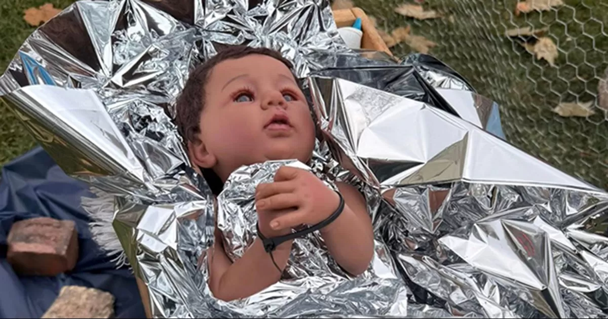 La iglesia bautista Lake Street, en Chicago, instaló un pesebre basado en la política migrante de Trump, con el niño Jesús ‘esposado’ por ICE
