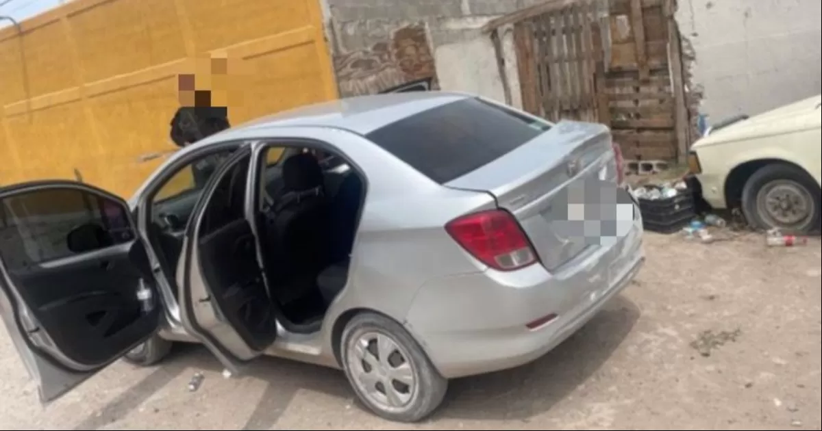 Aseguran auto robado y a los ladrones en Torreón