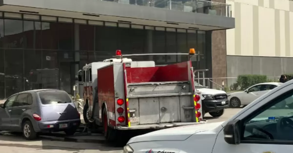 Reportan fuego en establecimiento del Boulevard Gómez Palacio; alrededor de 300 individuos son desalojados.