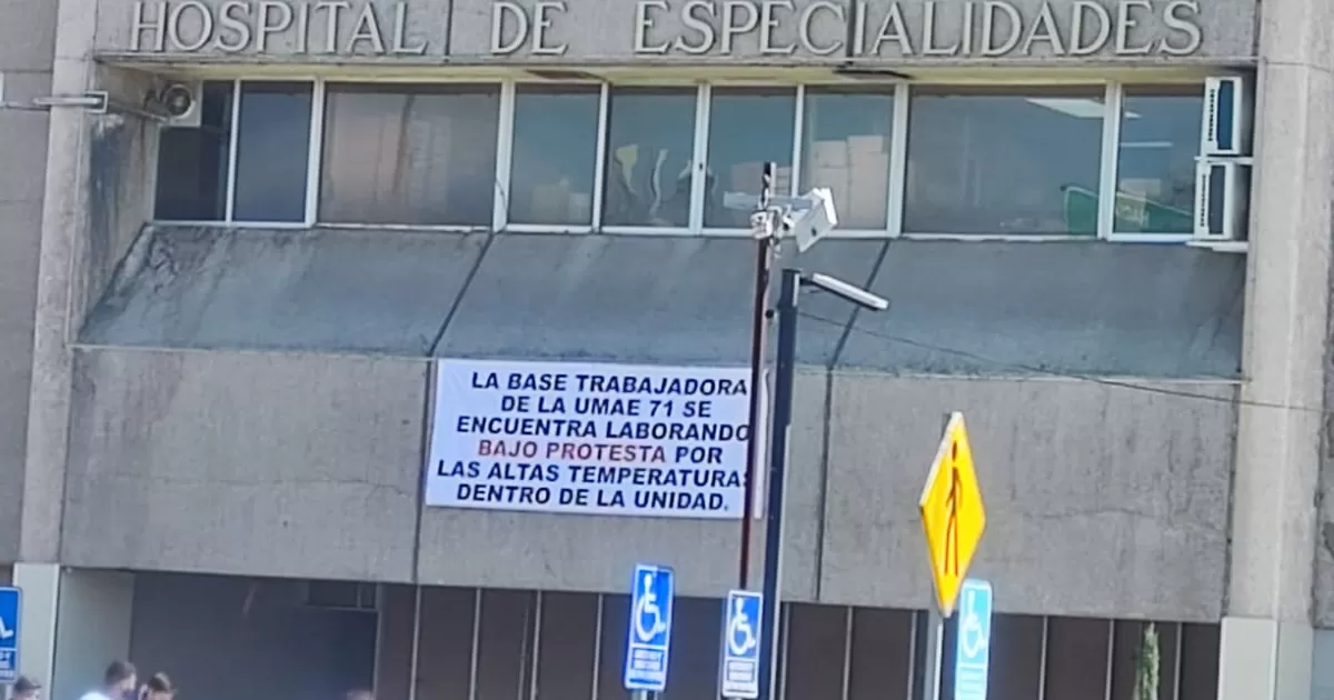 Bajo la leyenda “la base trabajadora de la UMAE 71 se encuentra laborando bajo protesta por las altas temperaturas dentro de la unidad” colocaron mantas a las afueras del nosocomio.