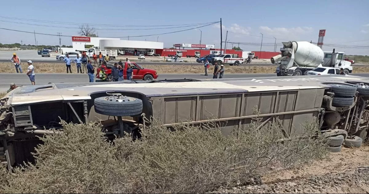 Alrededor de las 14:30 horas se indicÃ³ que habÃ­a volcado un camiÃ³n de pasajeros en la carretera JimÃ©nez-GÃ³mez Palacio, justo a la altura del ejido Bucareli