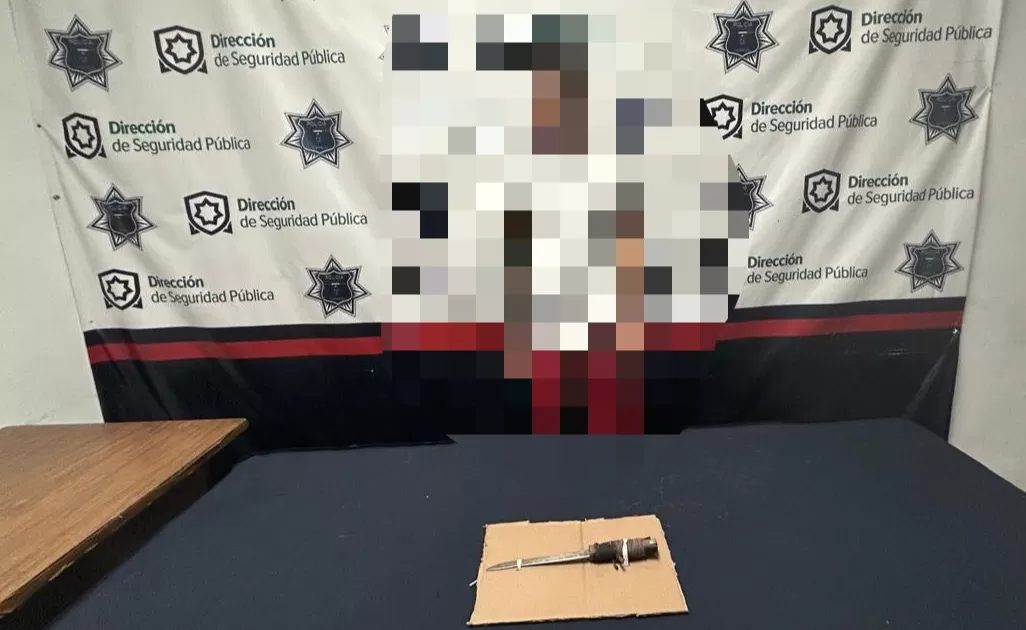 El hombre adoptÃ³ una actitud agresiva y violenta contra los agentes.