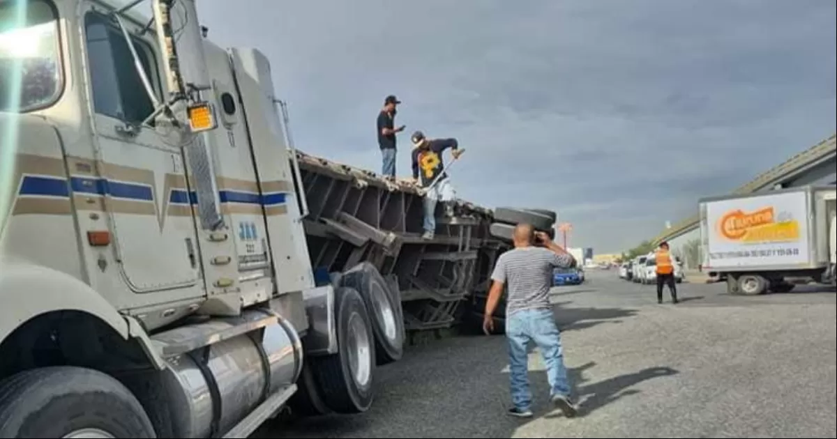 Camión deja caer su carga en periférico de Torreón.