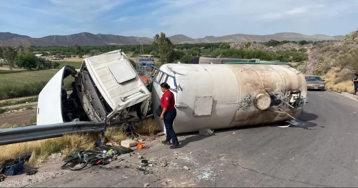 Vuelca pipa con agua en ciudad Lerdo