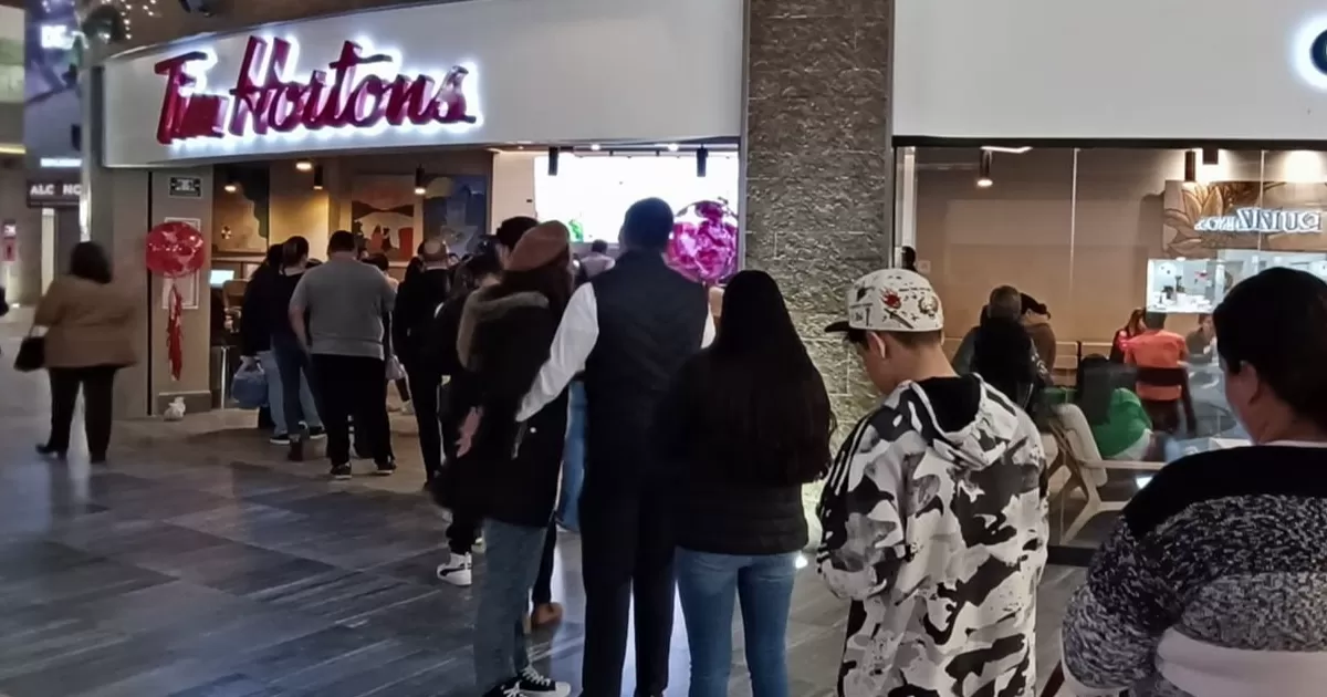 Habitantes de la Comarca Lagunera han abarrotado la primera sucursal de la cafetería canadiense Tim Hortons en la región, se ubica en el interior de la Plaza Paseo Gómez Palacio.