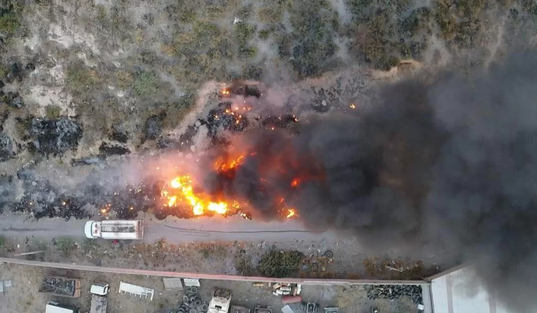 Fue vía el 911 que se reportó un incendio en las faldas del cerro ubicado sobre la calzada Durango, por lo que de inmediato se movilizaron elementos de Protección Civil y Bomberos hasta la zona.