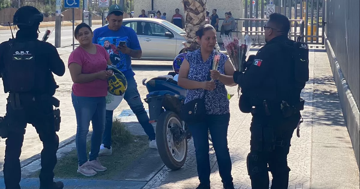 Grupo de Reacción Laguna regala flores a madres de Torreón