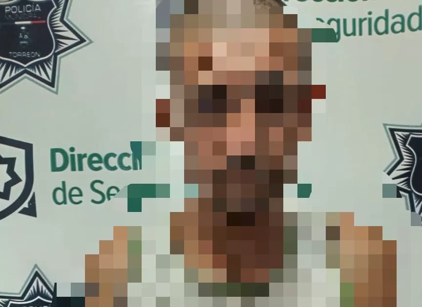 Los oficiales localizaron al sujeto alterando el orden y tirando la basura de los contenedores.