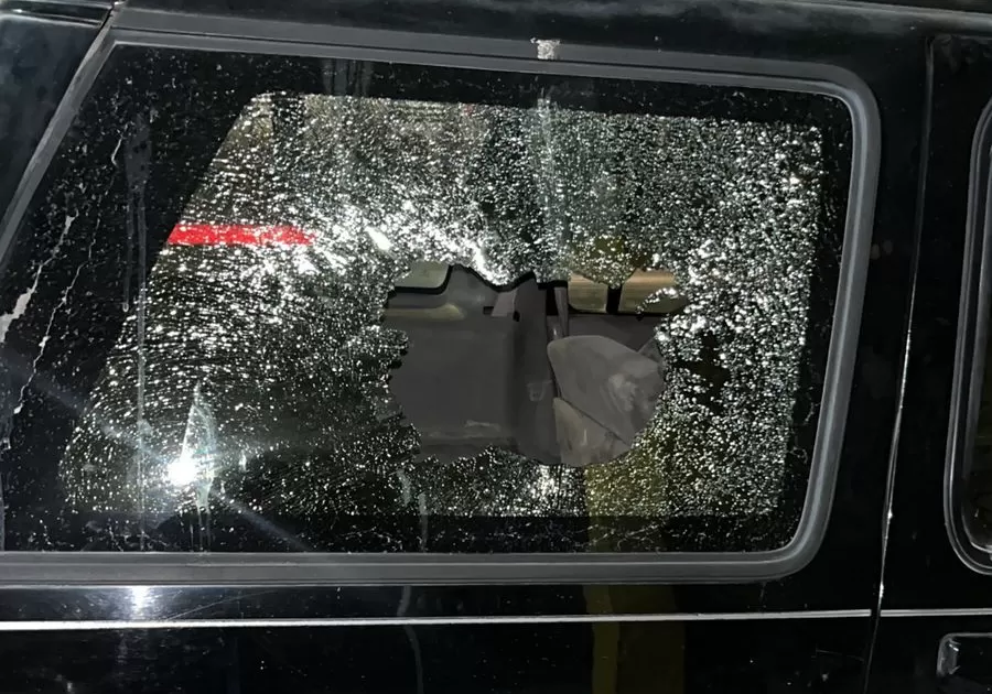 Misael â€˜Nâ€™ solicitÃ³ el apoyo de los agentes, ya que momentos antes el hombre habÃ­a quebrado el cristal de su camioneta.