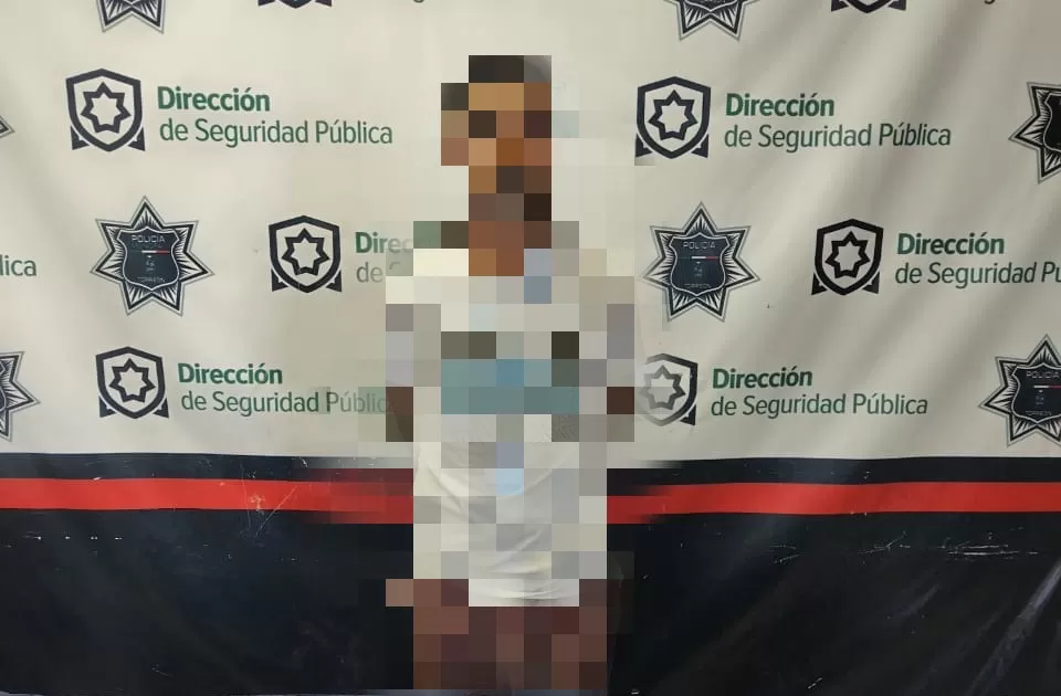 El hombre fue capturado en el momento en que intentaba saltar el barandal.