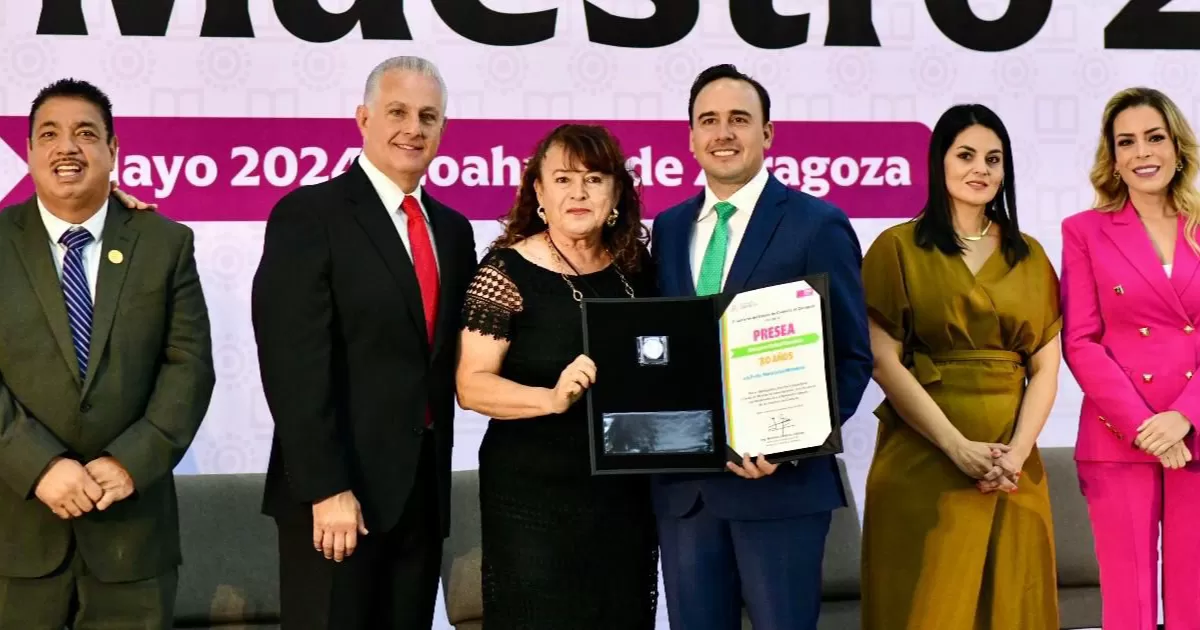 En su mensaje, el mandatario estatal dijo que el trabajo de los maestros implica un alto grado de responsabilidad, pues tiene que ver con el desarrollo de lo más valioso que tiene una ciudad, como los son sus niños y adolescentes.