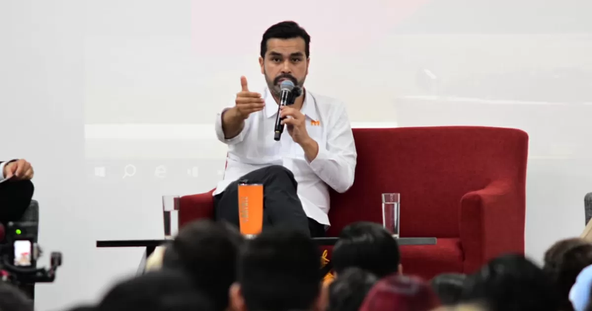 Después de sostener un encuentro con la comunidad estudiantil de la Universidad Iberoamericana de Torreón y en un atropellado y breve encuentro con los medios de comunicación de la localidad, apuntó que en lo particular, no se debe juzgar por colores sino por acciones.