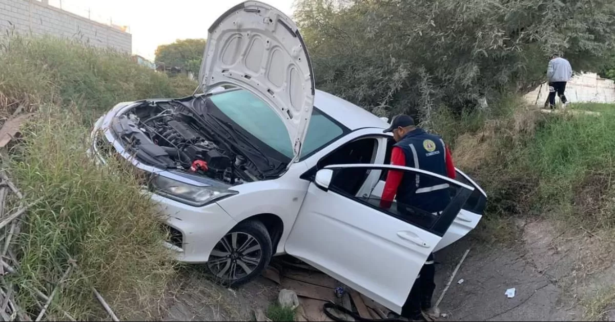 Abandonan vehículo luego de volcar en canal de Lerdo.
