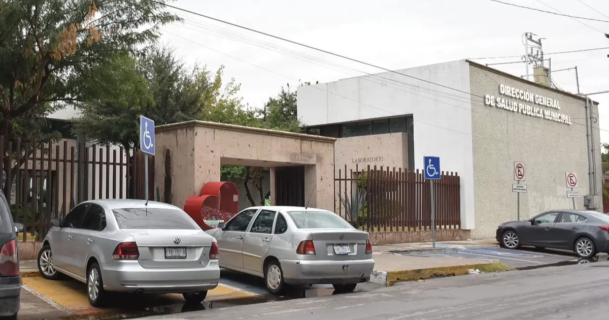 El personal del Ã¡rea de enfermerÃ­a de la DirecciÃ³n de Salud PÃºblica Municipal atiende a pacientes diabÃ©ticos en el cuidado de sus pies.
