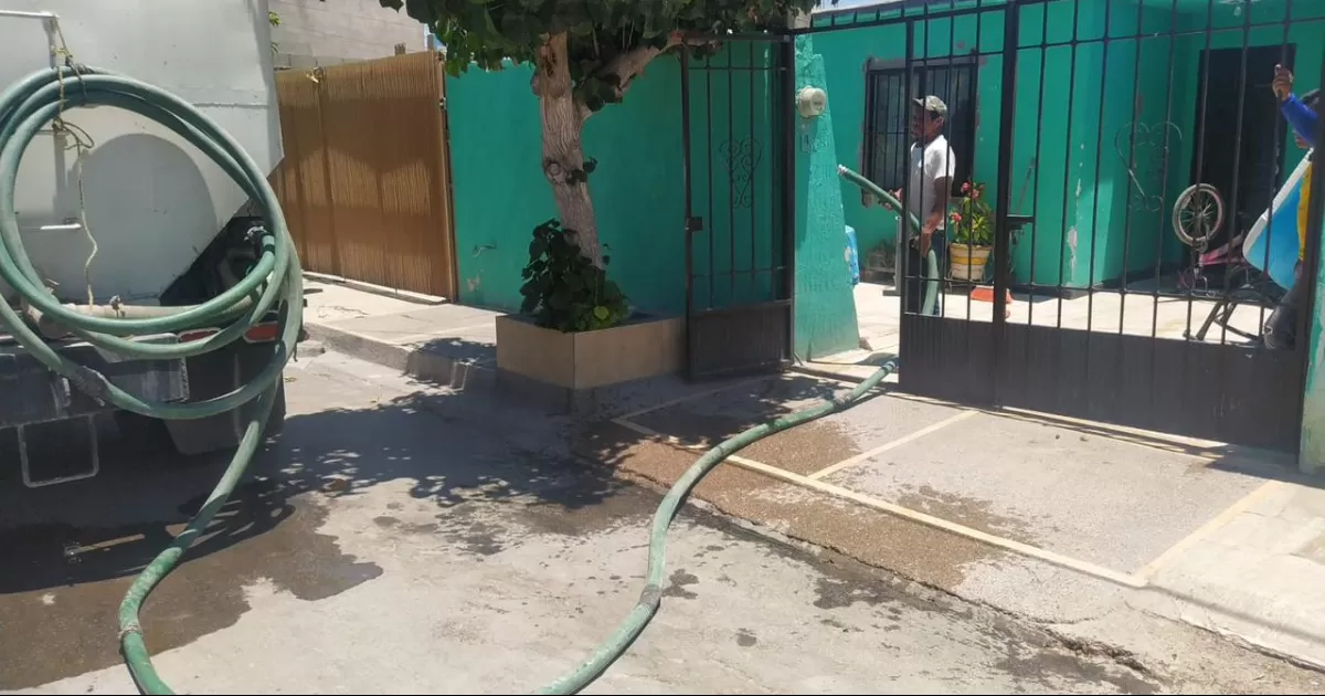 Personal tÃ©cnico del SIMAS TorreÃ³n, trabaja en la reparaciÃ³n de la bomba 76 ubicada en la Ciudad Universitaria.