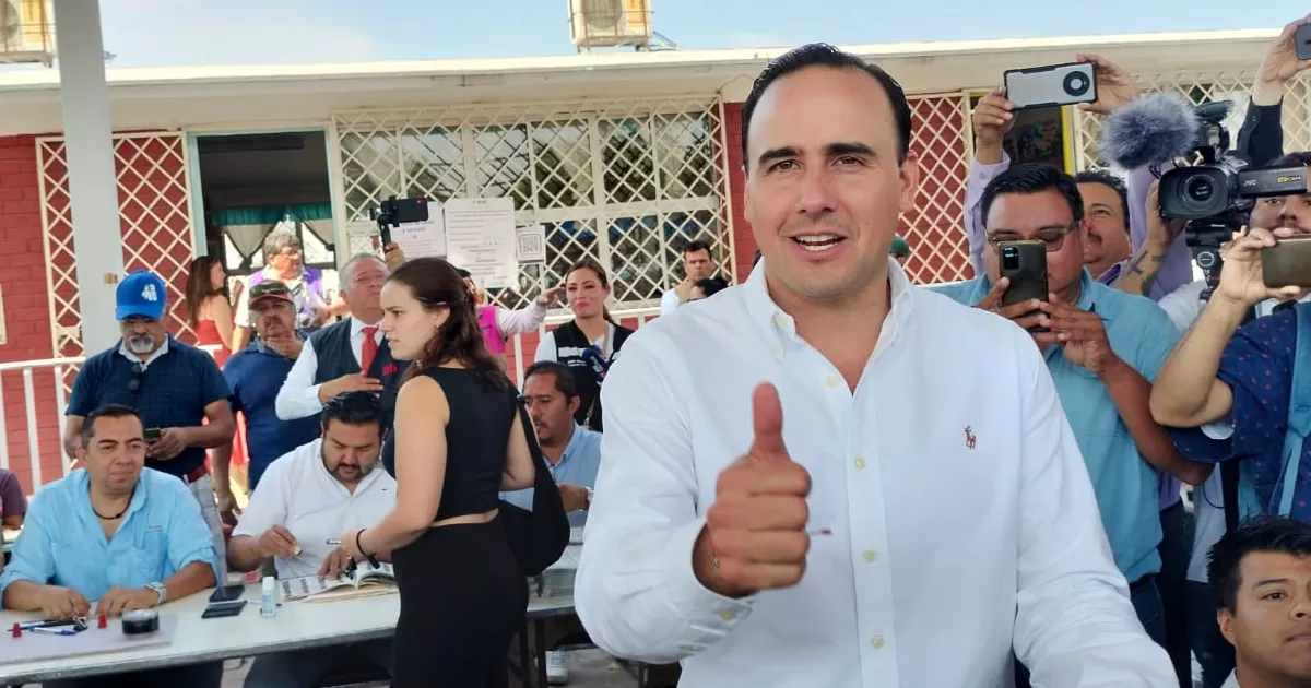 "Trabajaré en equipo con quienes resulten ganadores": Manolo Jiménez Salinas al emitir su voto