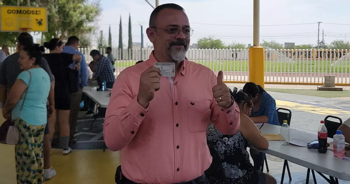 El candidato a la alcaldía de Torreón acudió a ejercer su votó alrededor de las 10 de la mañana