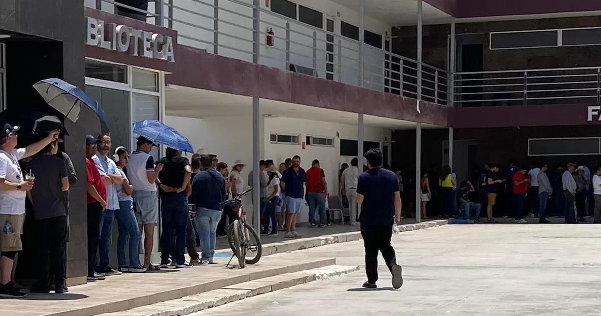El funcionariado del INE les ha comentado qué al ser una institución privada únicamente les permitieron el acceso a un aula donde se está llevando acabo la votación.