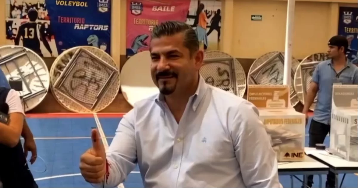 Al llegar a la casilla ubicada en el Instituto Mexicano de Estudios Superiores, denunció actos de hostigamiento en contra de la gente que los apoya.