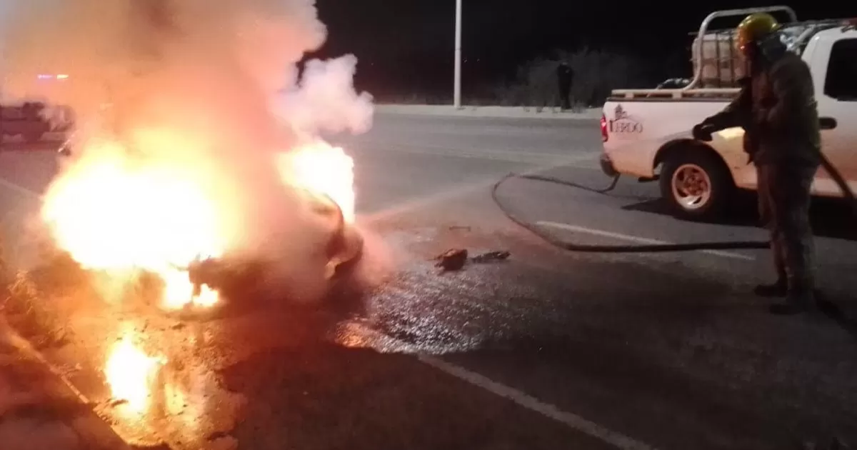 Incendio consume automóvil en Lerdo.