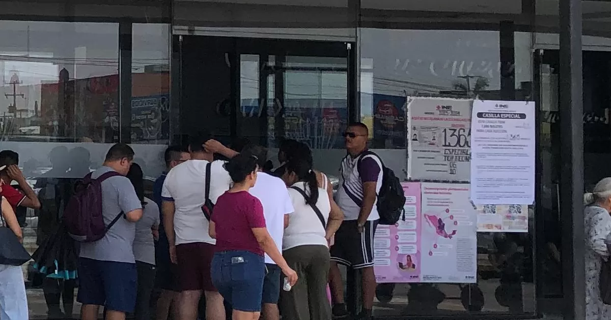 Esta casilla especial inició la jornada a las 8:26 de la mañana y cerrará en cuanto se terminen las mil boletas que le fueron asignadas, mientras un aproximado de 300 personas foráneas esperan en la fila.