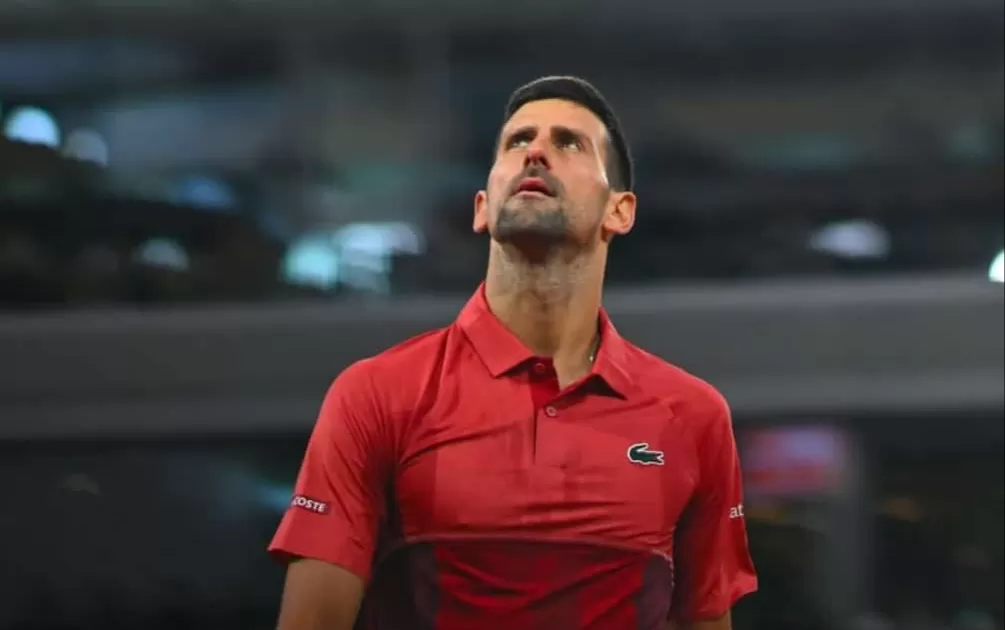 El serbio sufrió una lesión en los meniscos de la rodilla después de superar la cuarta ronda ante Francisco Cerúndolo (6-1, 5-7, 6-3, 7-5 y 6-3)