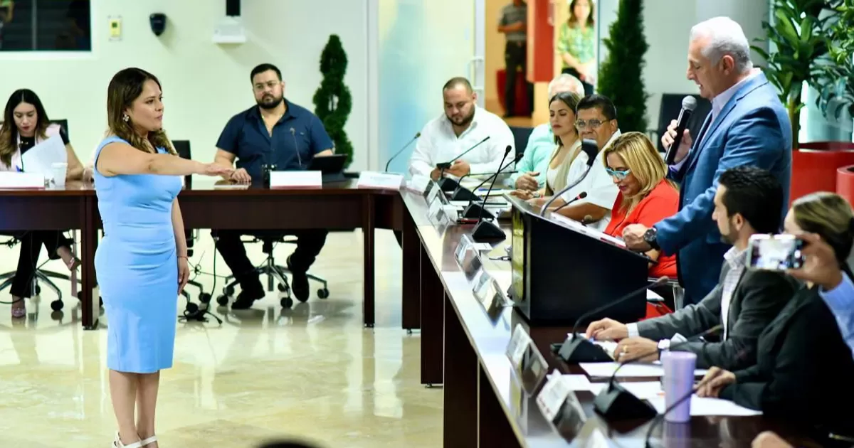 Luego de la aprobación por unanimidad del punto correspondiente, el alcalde Román Alberto Cepeda González, tomó protesta a Natalia Guadalupe Fernández Martínez, como secretaria del Ayuntamiento de Torreón.