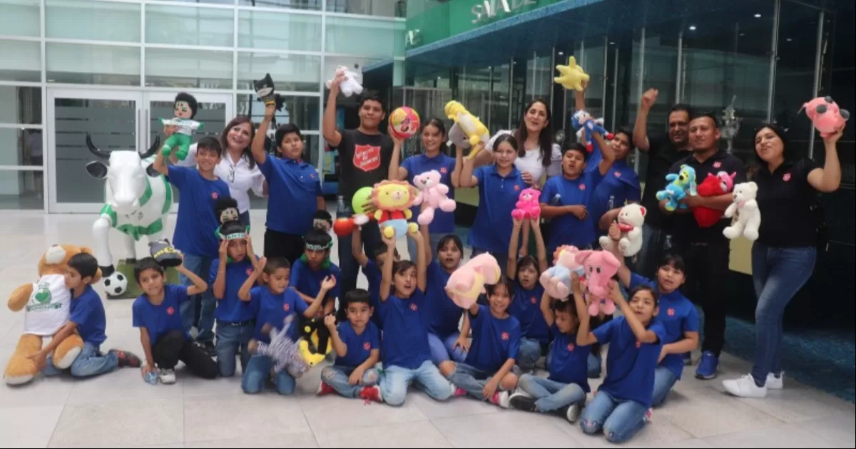 Pequeños de diferentes asociaciones reciben juguetes y peluches del Guerretón 2024