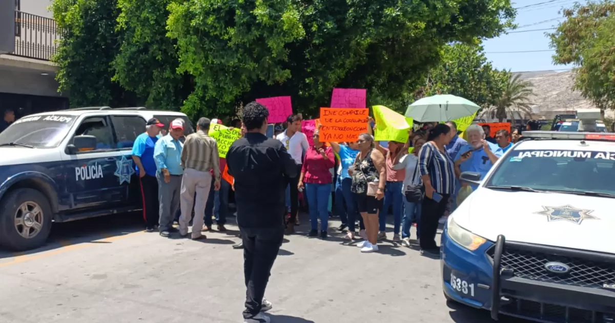 Resguardan IEC en Torreón ante protestas de simpatizantes de Shamir Fernández