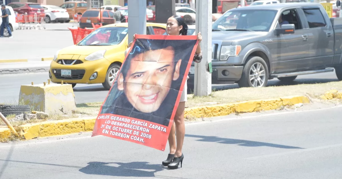 Con una lona en mano con los datos de su hermano, permaneció en el sitio, lanzando consignas para exigir respuesta ante el caso.