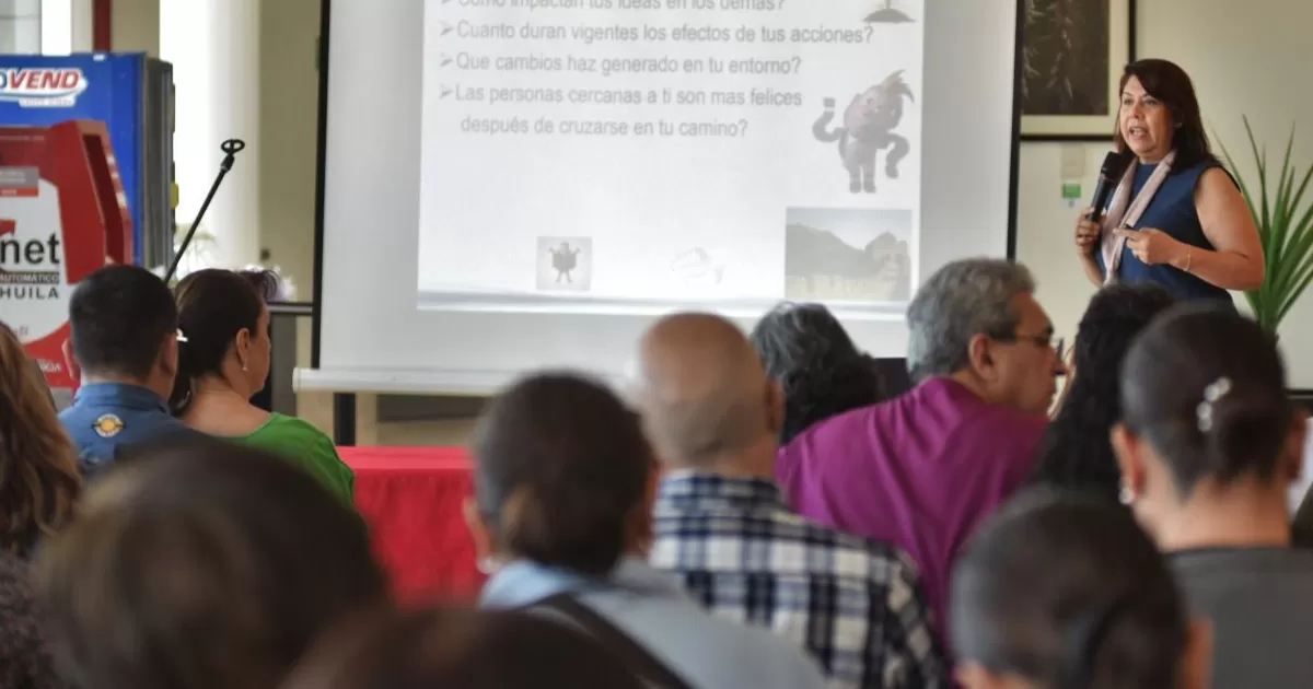 Imparten conferencias a servidores públicos y ciudadanía