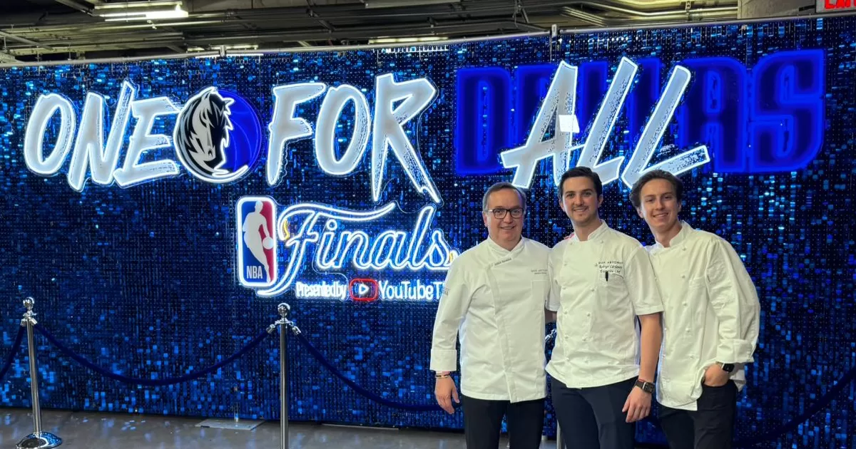 Le tocó servir a ‘Don Artemio’ en el área VIP del American Airlines Center.