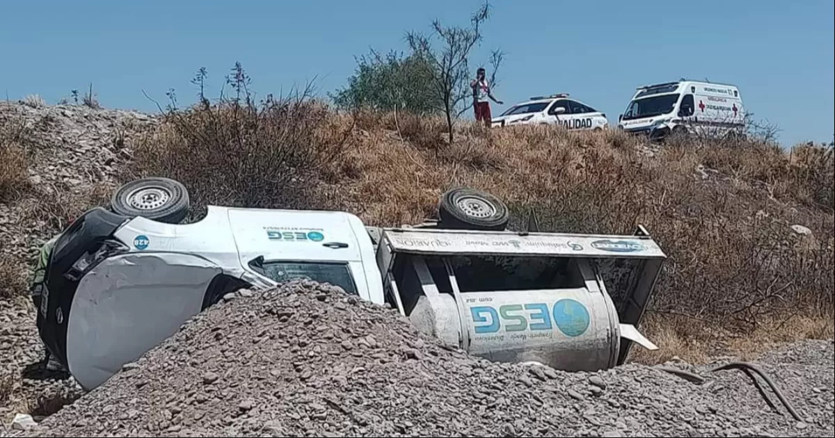 Camioneta de la empresa ESG vuelca en el vado del Río Nazas