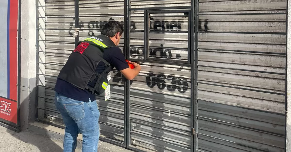 Los inspectores colocaron sellos de clausura en las puertas del establecimiento, luego de que constataron que se comercializaba cerveza de manera irregular y sin ninguna certificación oficial.